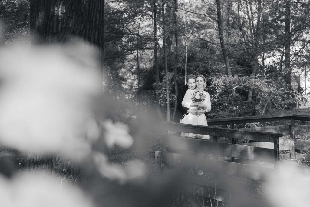 Brautpaarfoto mit Vordergrundelement in schwarzweiß