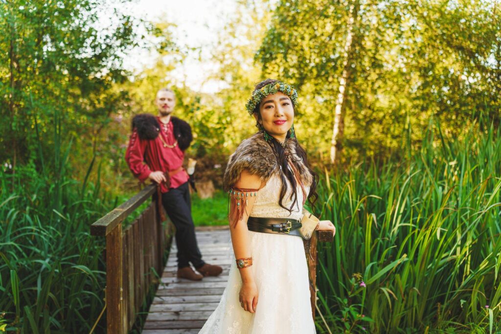 Lu und Robin posieren als Hochzeitspaar
